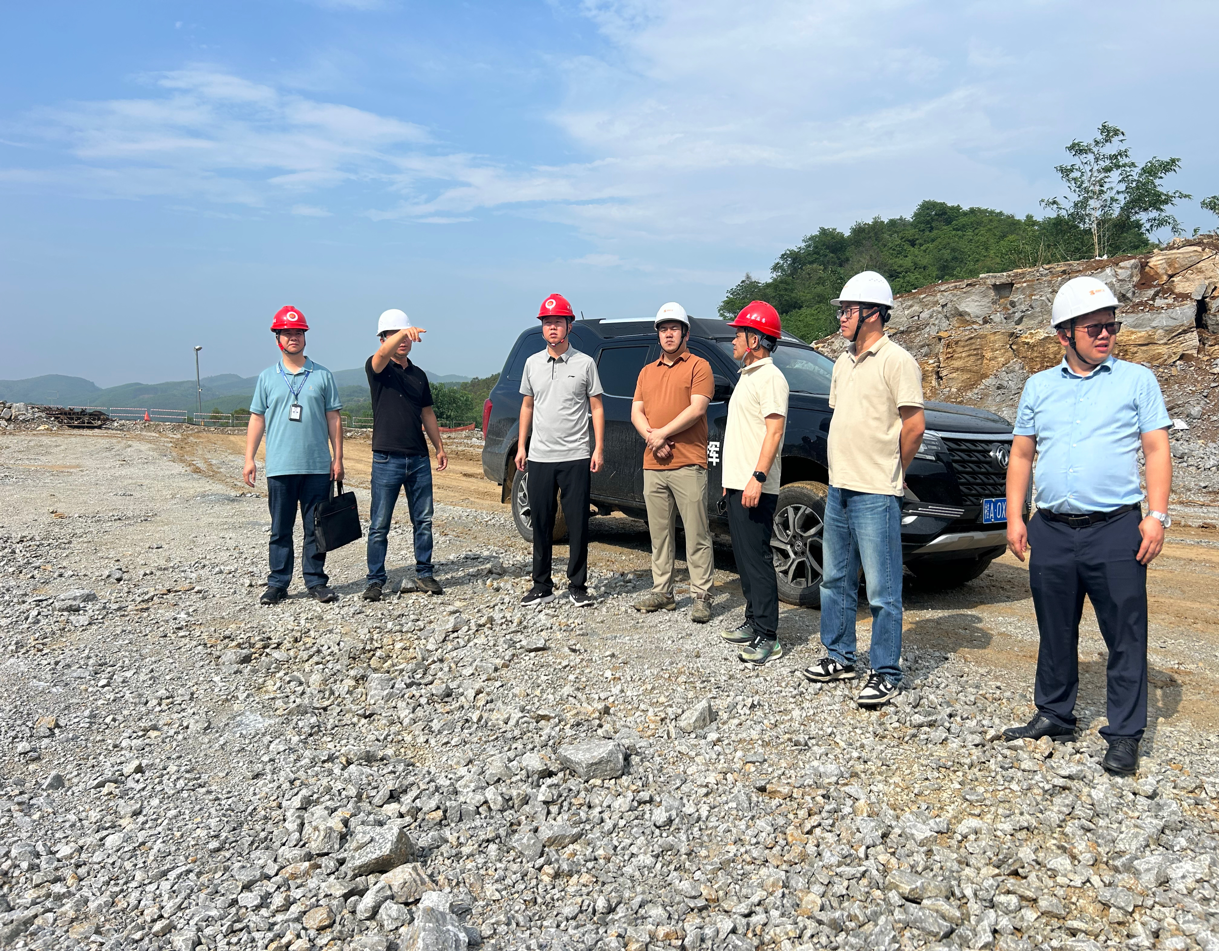 鹿寨县应急治理局局长廖翔到矿区查抄领导工作
