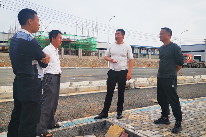 谢春俊到鹿寨县调查项目用地督战luck18xinli公司筹备工作