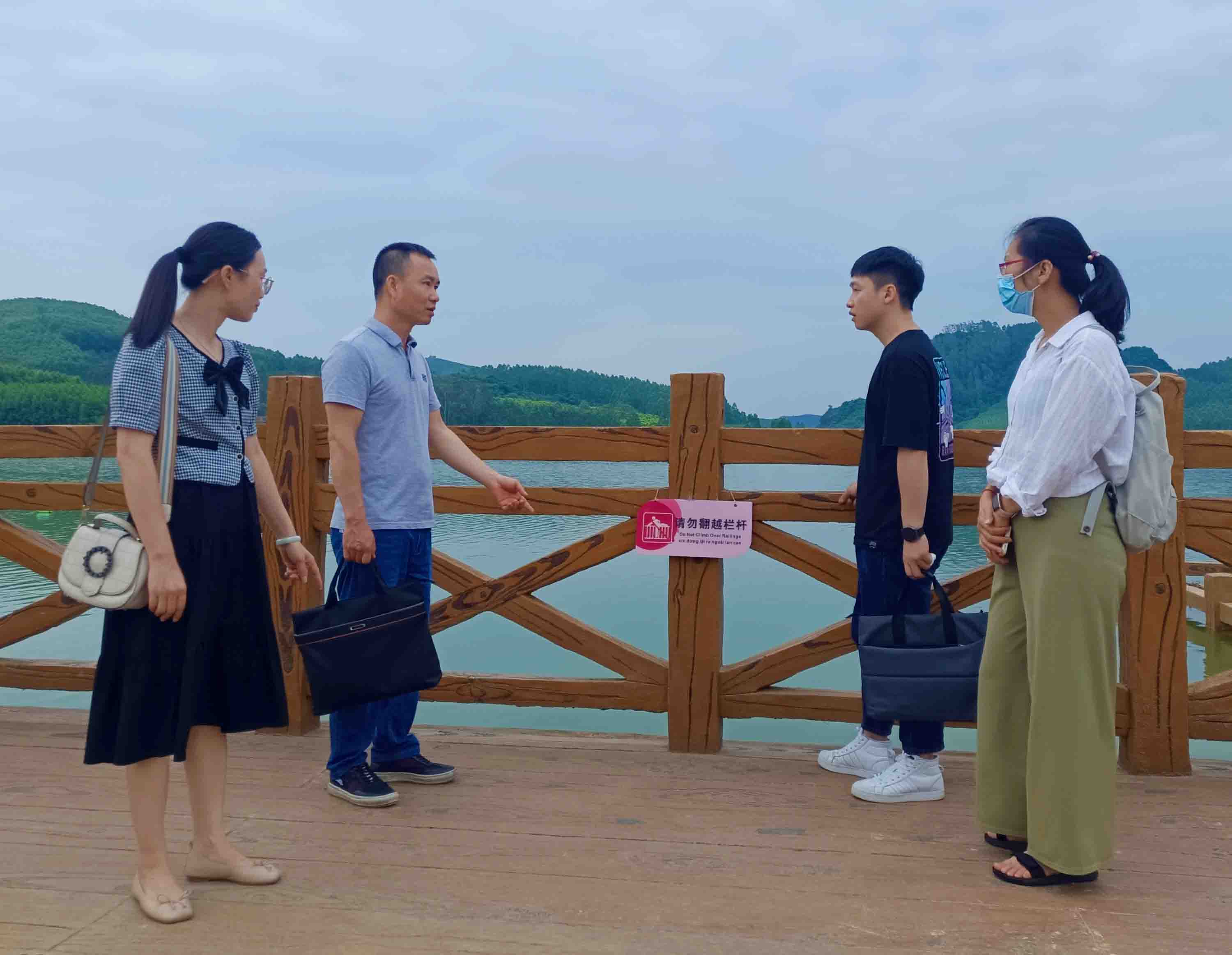 鹿寨县文广旅局到“山楂之恋”景区查抄工作