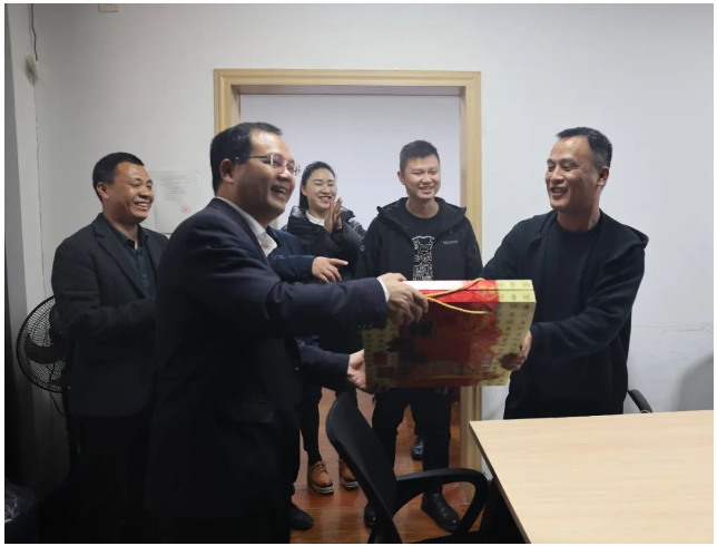 新春开工鼓劲头，，，，，，，凝心聚力启征程 | 韦宏带队发展节后复工走访慰问