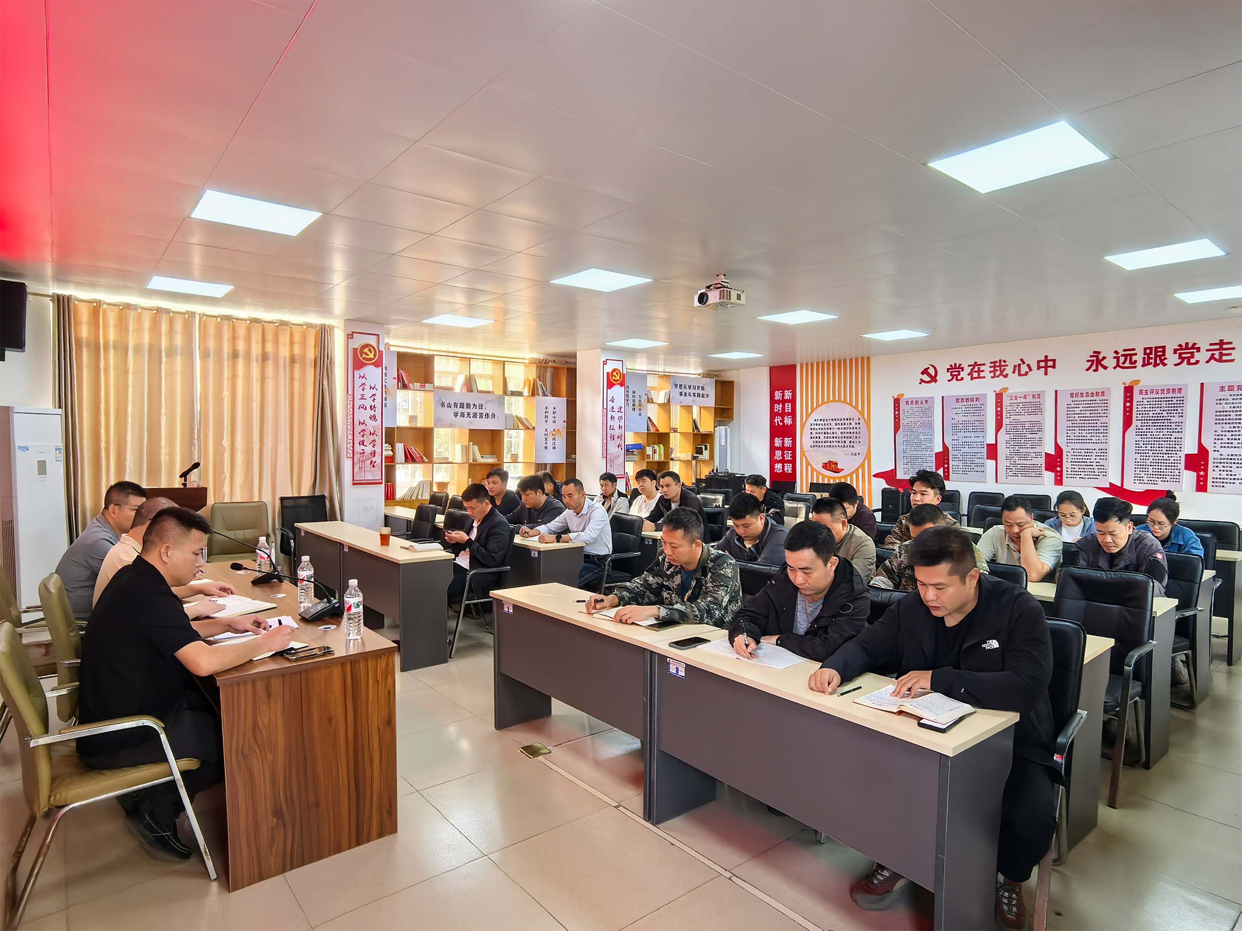 鹿晟公司召开安全出产暨 2025年营林出产工作部署会