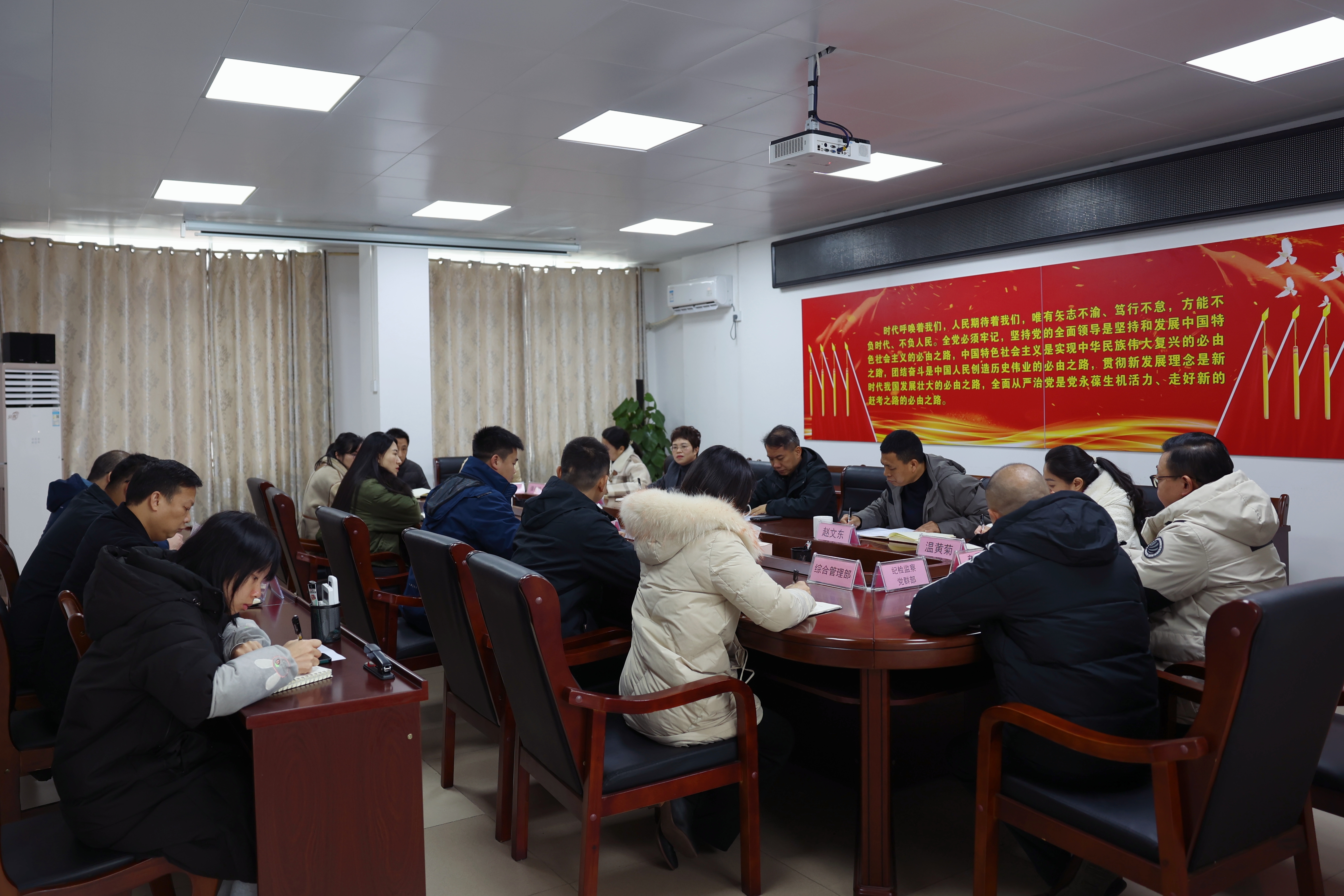 三门江林场党委书记田湘到luck18xinli集团座谈领导