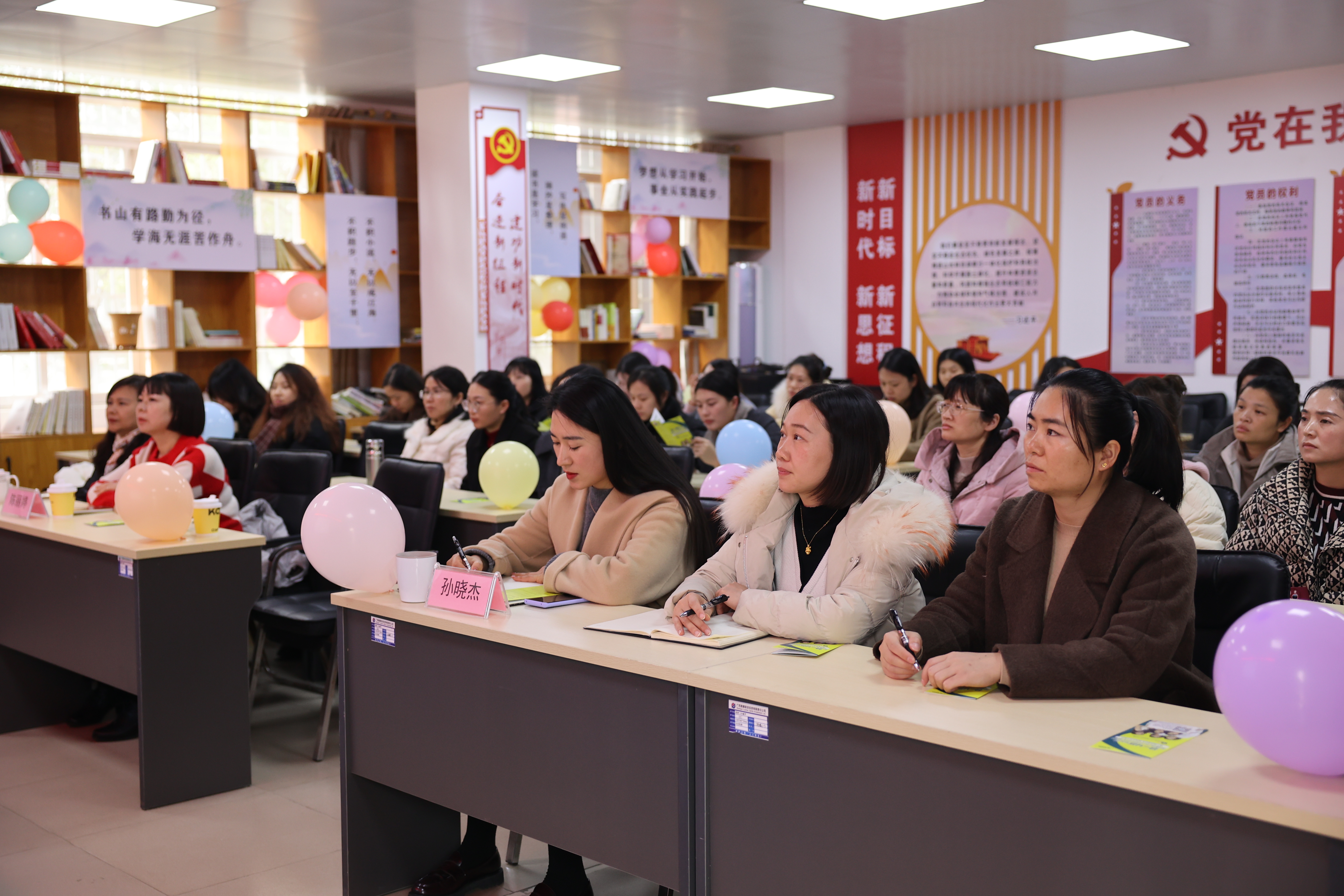 健全讲座启新知，，，，，，，烘焙乐趣展风采—集团发展庆祝“三八”国际劳动妇女节活动