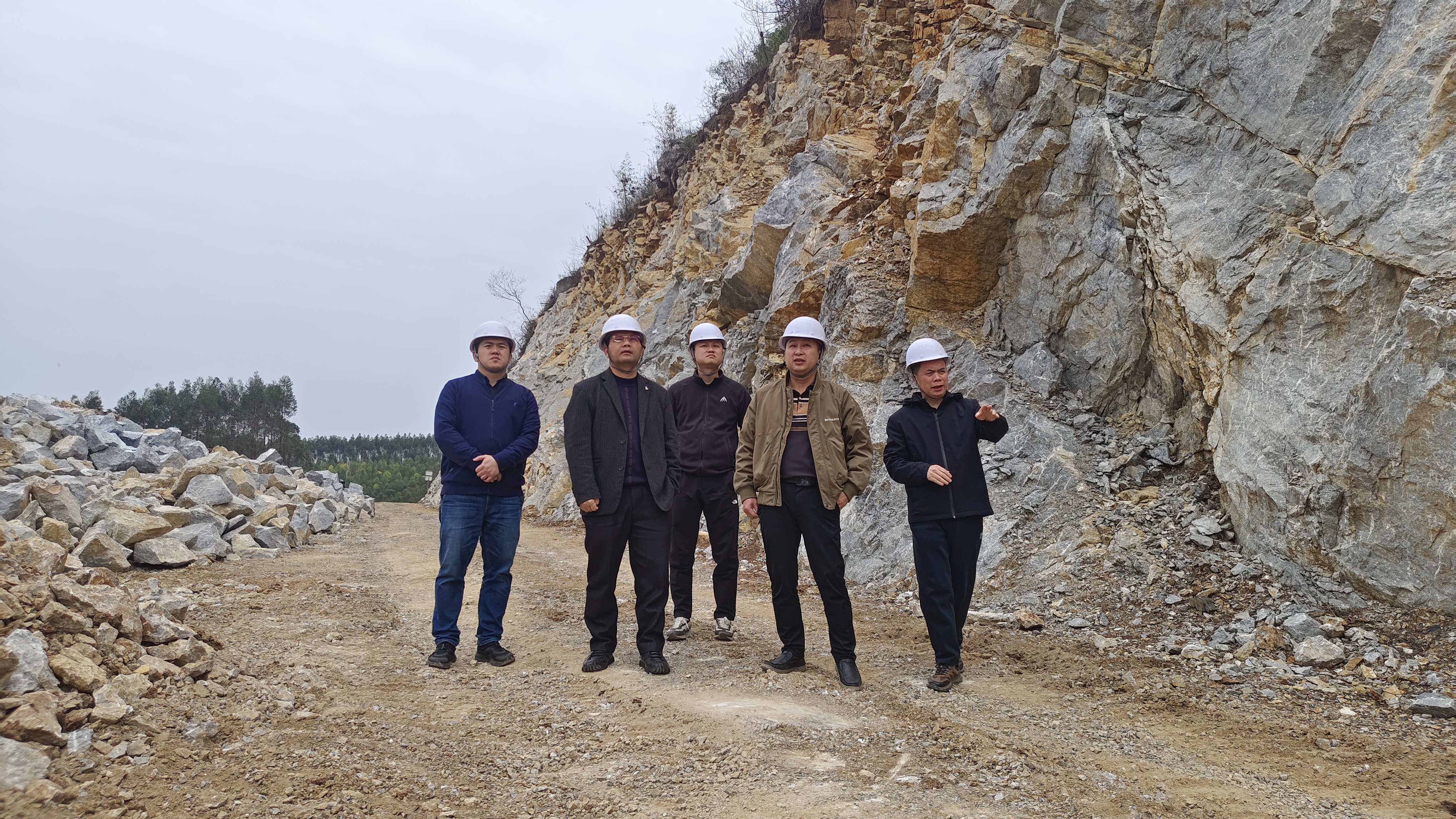 集团董事长韦宏到龙坪石灰岩矿区调研领导出产工作