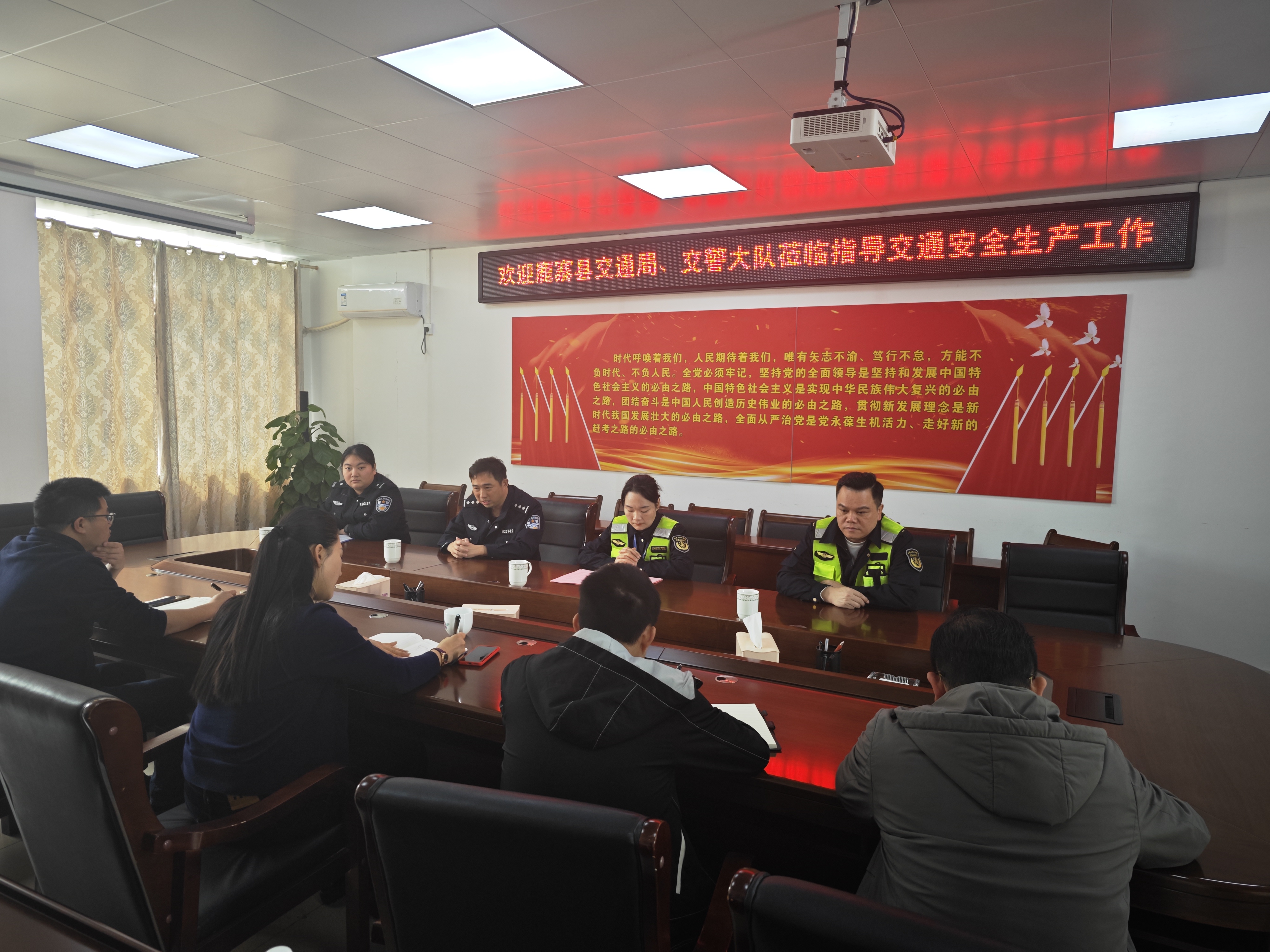 鹿寨县交警大队及交通运输综合行政法律大队到鼎盛矿业公司发展交通安全宣讲