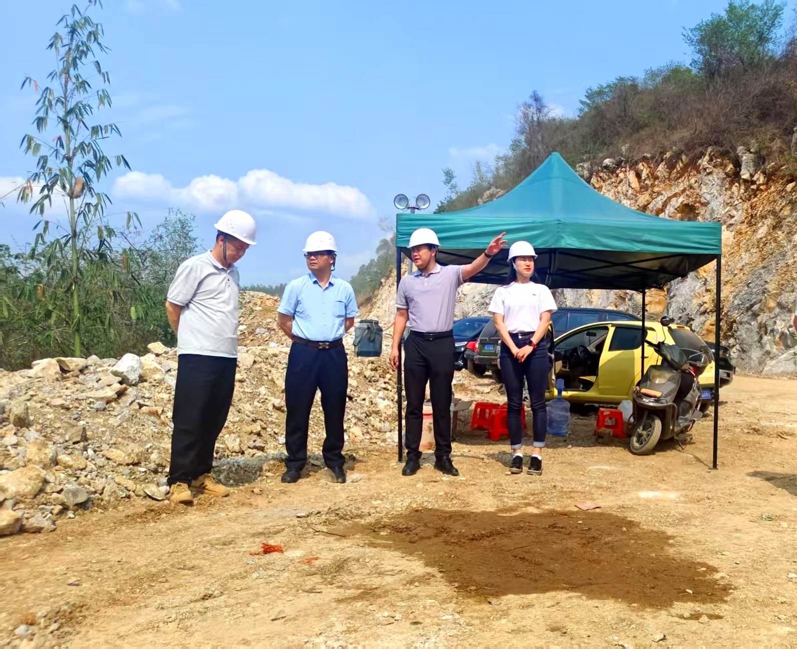 韦宏董事长到龙坪石灰岩矿区调研领导工作