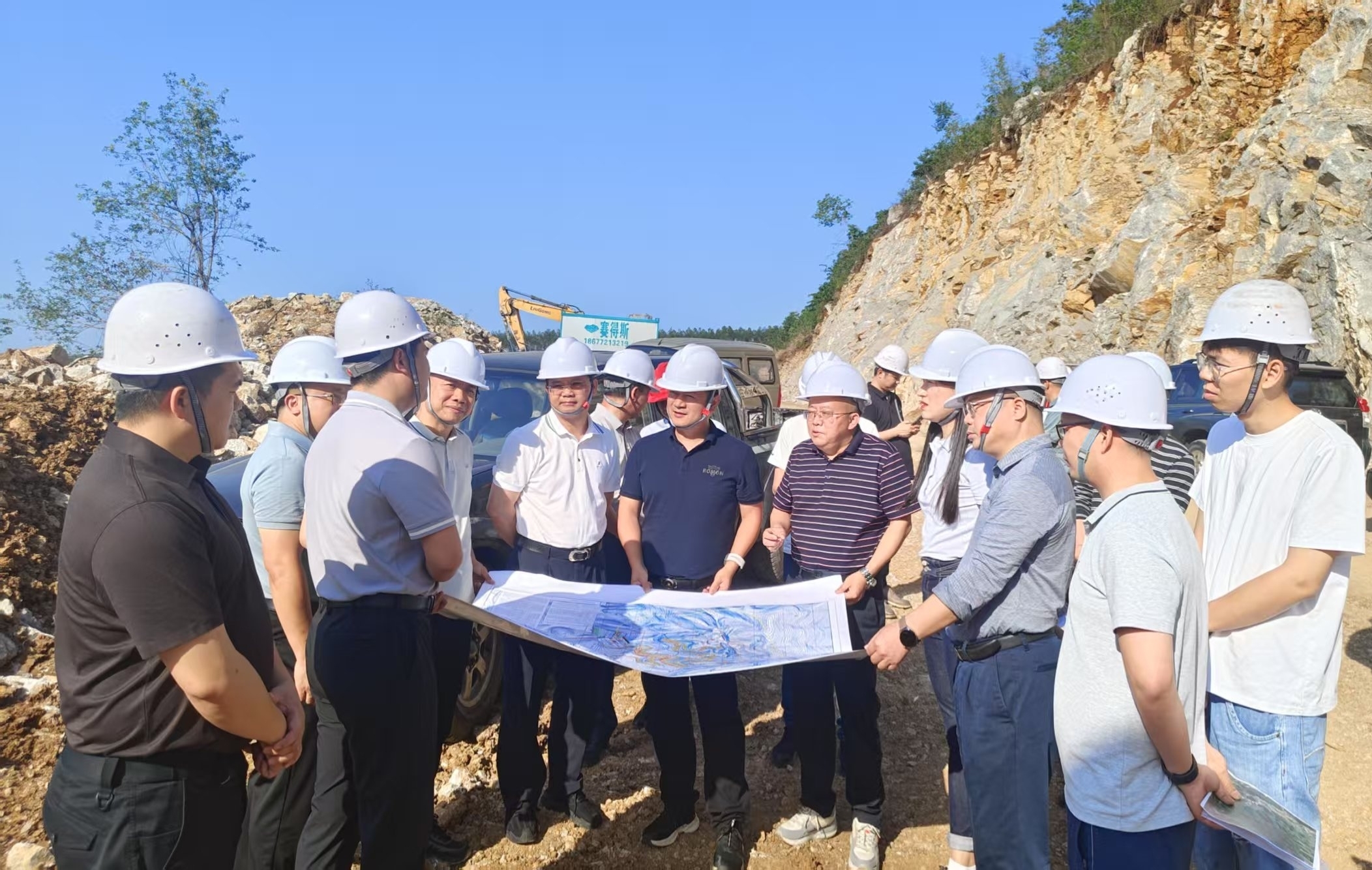 杨毅县长到龙坪石灰岩矿区调研领导工作