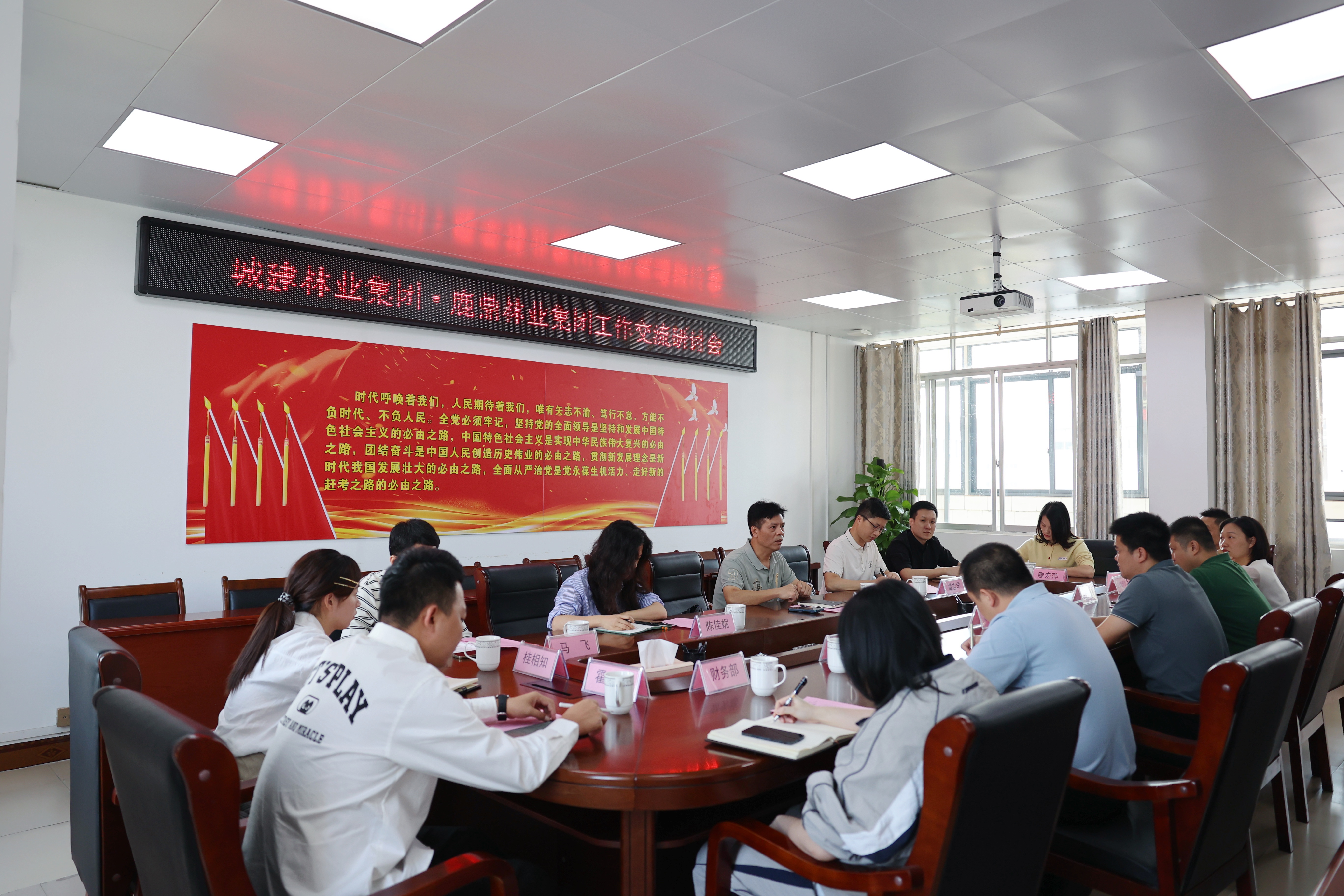 金昌城建林业集团到luck18xinli集团发展座谈互换